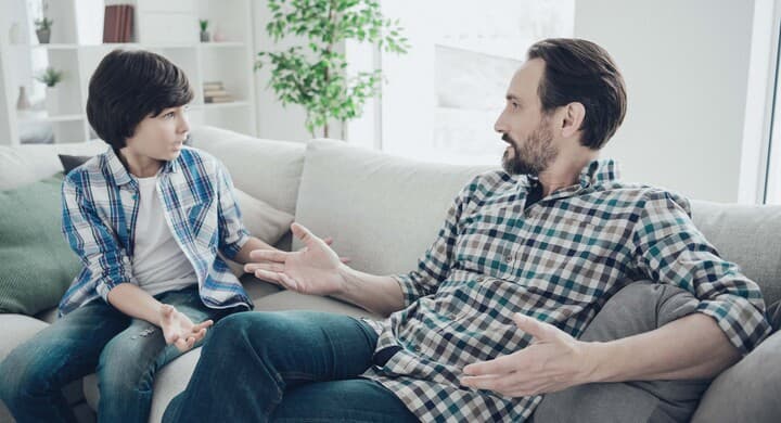 صورة أب يروي لابنه قصة رفضه مقايضة ٥٠ بيتكويْناً بربطة خبز عام ٢٠١٠