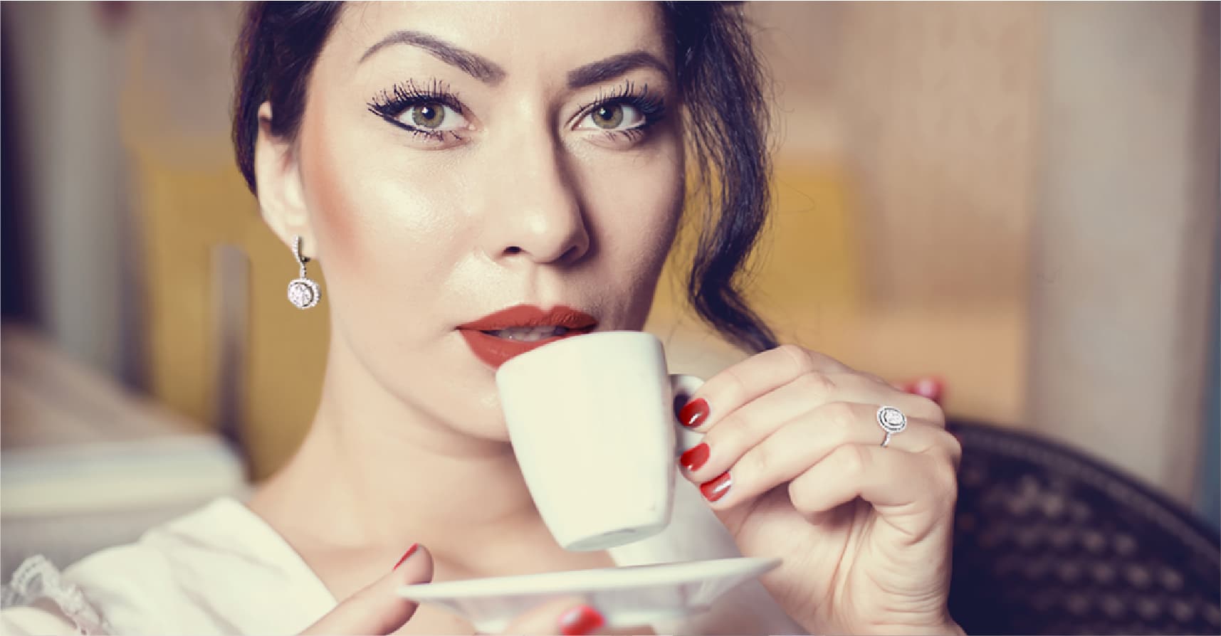 صورة سيدة مجتمع تؤكد أنها لا تؤمن بالمعتقدات القديمة المتخلفة وتفضل قراءة الطالع من أكواب الاسبريسو