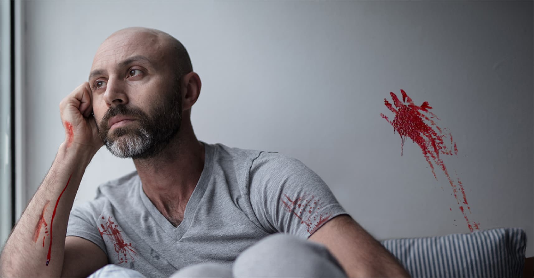 صورة رجل يفتقد زوجته التي قتلها بجريمة شرف لعدم وجود من يمسح الدم عن الأرض