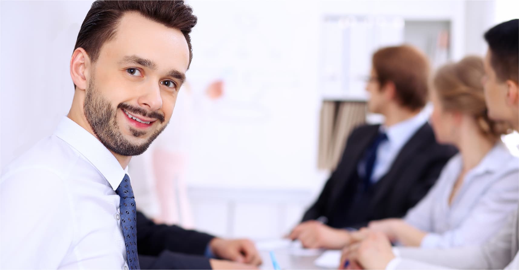 صورة شاب يدخل عالم الأعمال بتوقّفه عن حضور الاجتماعات وذهابه إلى الميتينجز