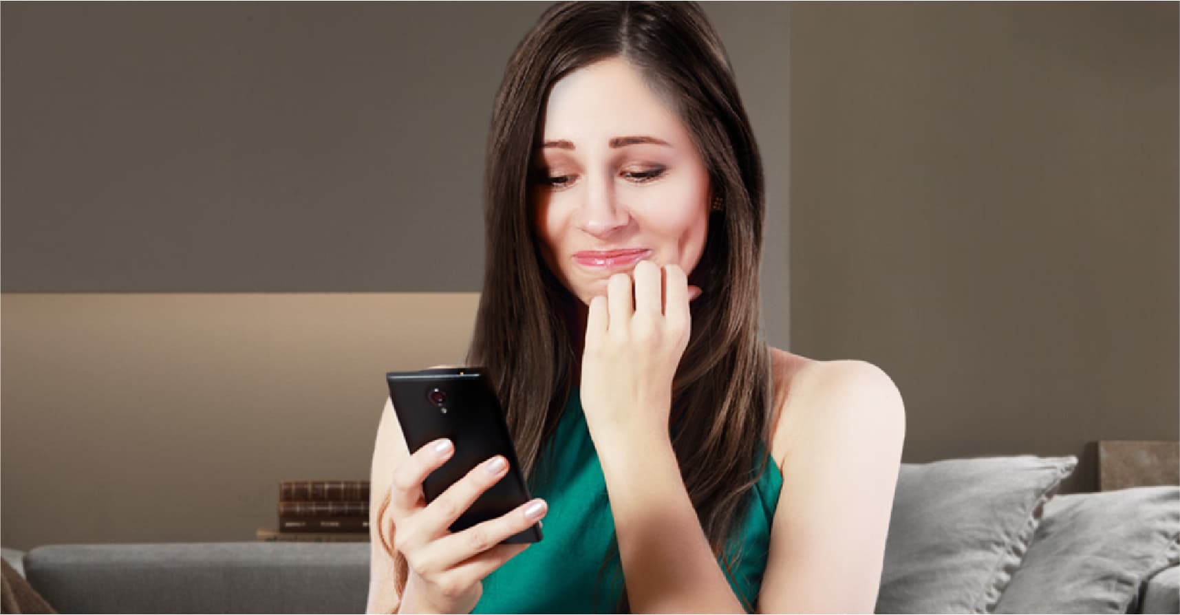 صورة فتاة تكُح وتنعّم صوتها وترتّب شعرها لإجابة رقم غريب كونه بالتأكيد شاب يتقدم لخطبتها