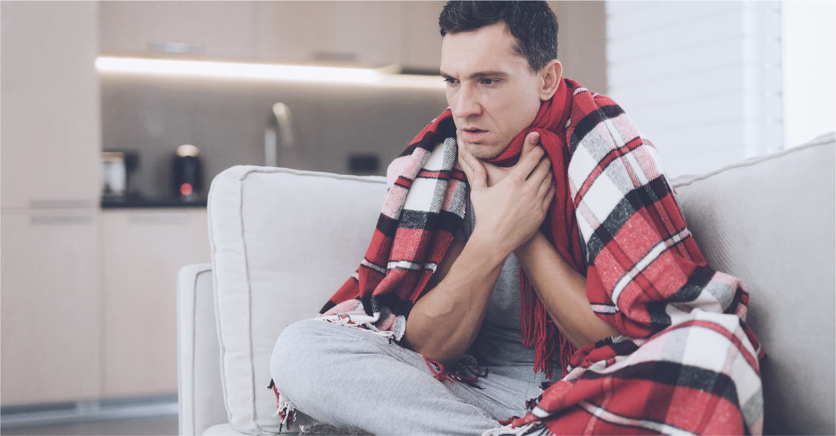 صورة شاب يتذكر فجأة أنَّه يحب الصيف وليس الشتاء مع قدوم أوَّل موجة برد