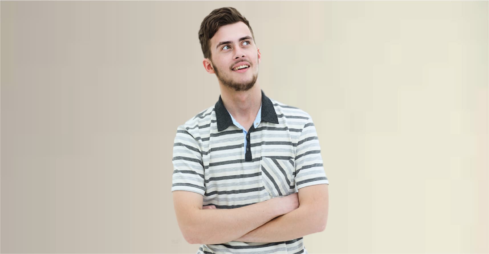 صورة شاب يفكر خارج الصندوق يقول لصديقه  الطويل بأنه مناسب للعب كرة السلة