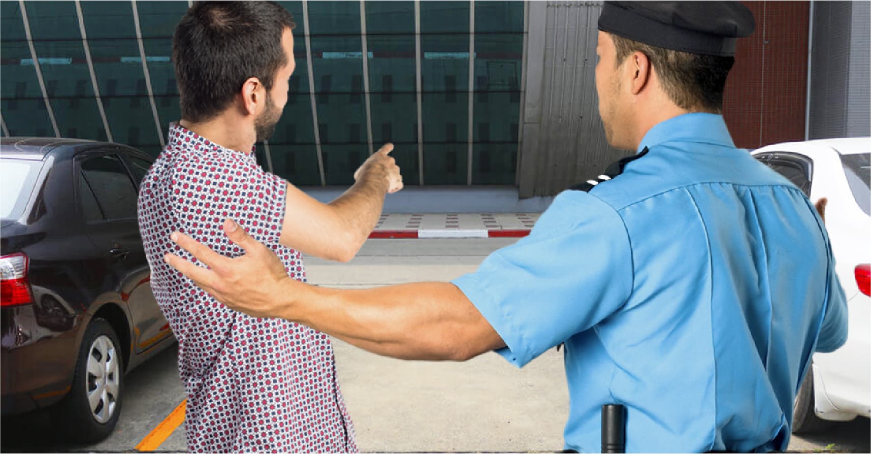 صورة شرطي يستنكر طلب مواطن بالعثور على سيارته المسروقة وكأن لا شغل له سوى خدمة الشعب