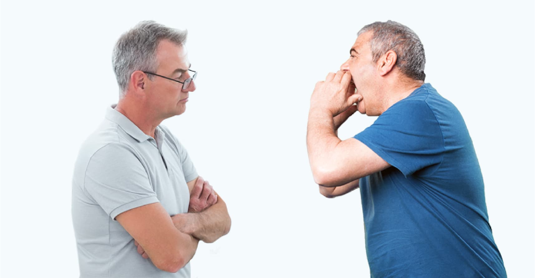 صورة أب يرفع صوته على صديقه ليقنعه برأيه كونه لم يقتنع برأيه المرة الأولى