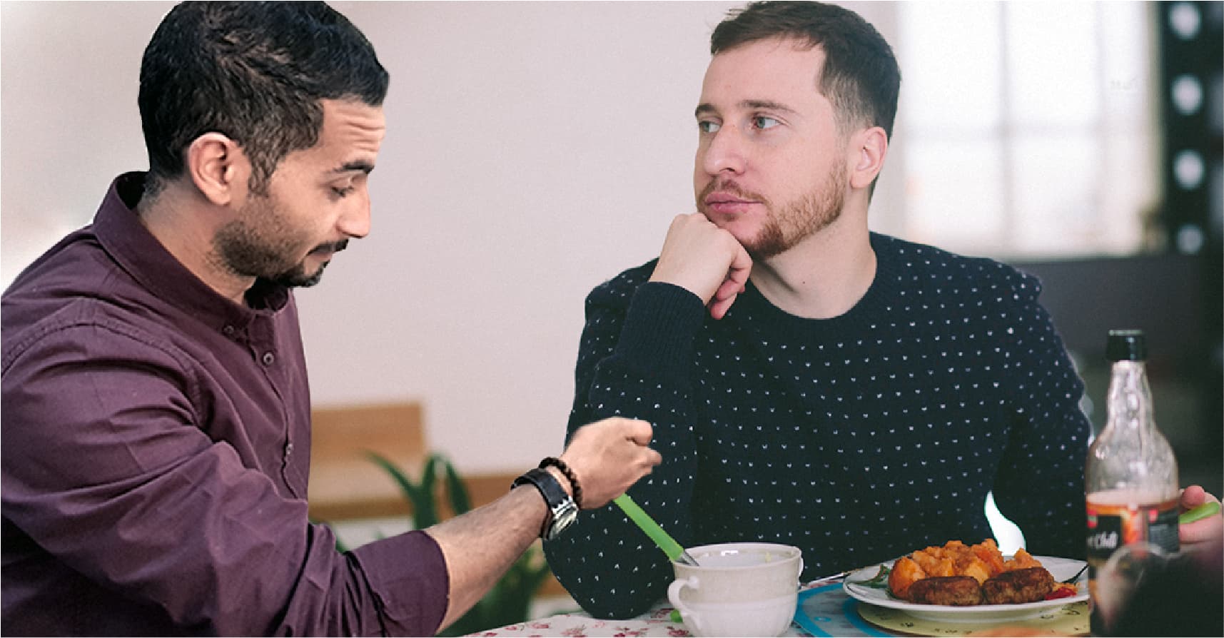 صورة مضيف لم يكلف نفسه حتى بيمين طلاق واحد وهو يحلِّف ضيفه أن يأكل