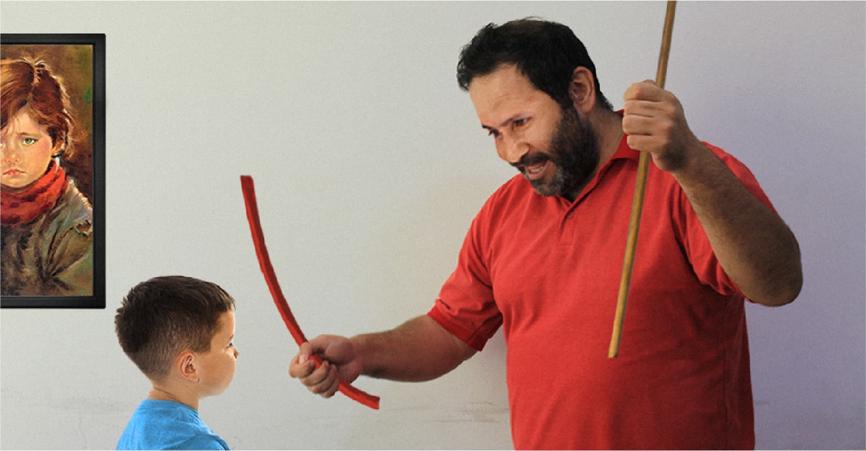 صورة أب يخيّر ابنه بين البربيش والخيزرانة ليعطيه مجالاً للتعبير عن رأيه
