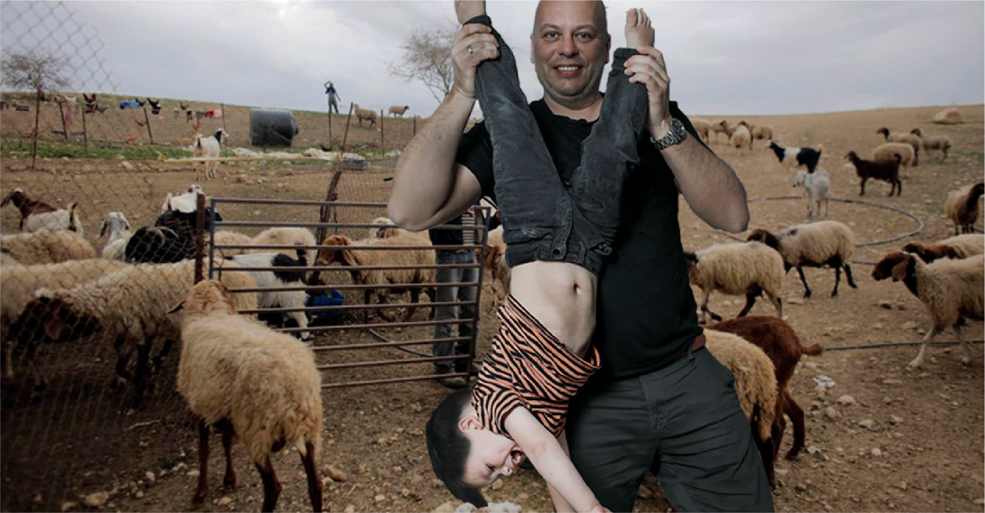صورة رجل يعود ويختار التضحية بابنه بدلاً من الخروف بعد معرفته سعره
