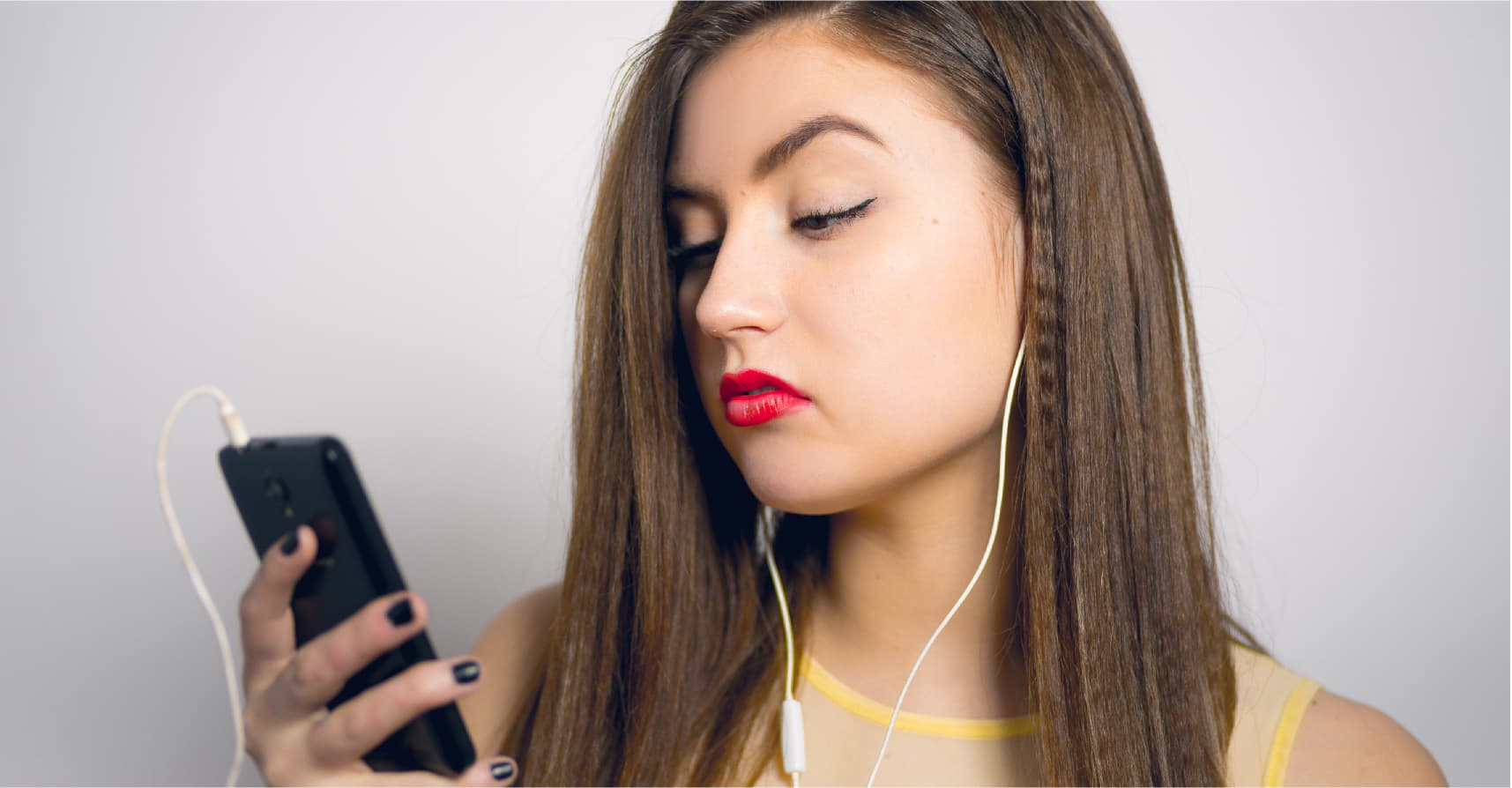 صورة فتاة تؤجل الرد على رسالة شاب بضع سنوات كي لا يعتقد أنها تدلق نفسها عليه