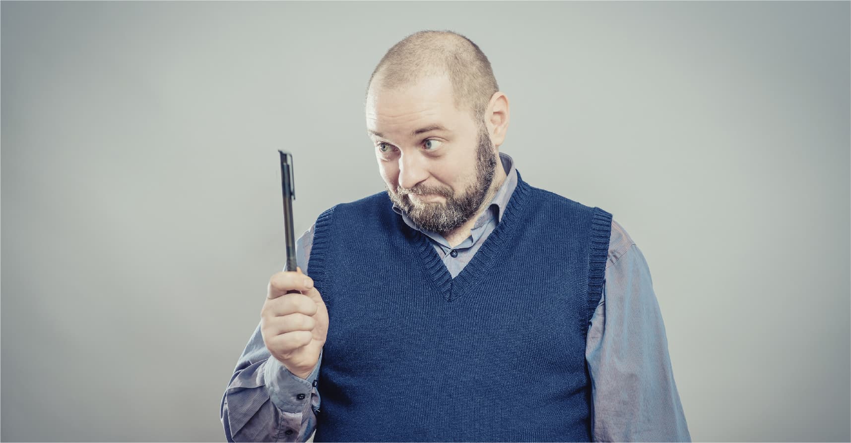 صورة موظف يحقق حلمه بالانضمام لقطاع الفساد ويختلس مجموعة أوراق وقلم حبر جاف