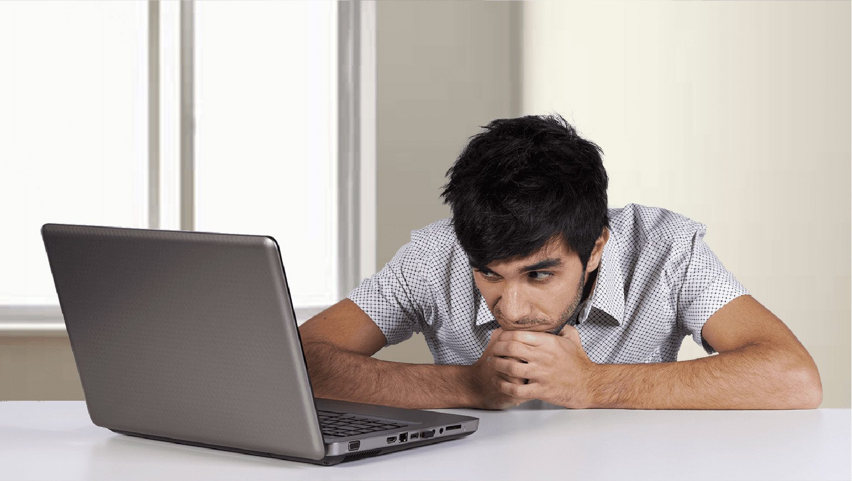 صورة شاب يسحب لايكه من تعليق صديقه النذل الذي لم يضع له لايكاً على آخر پوستين