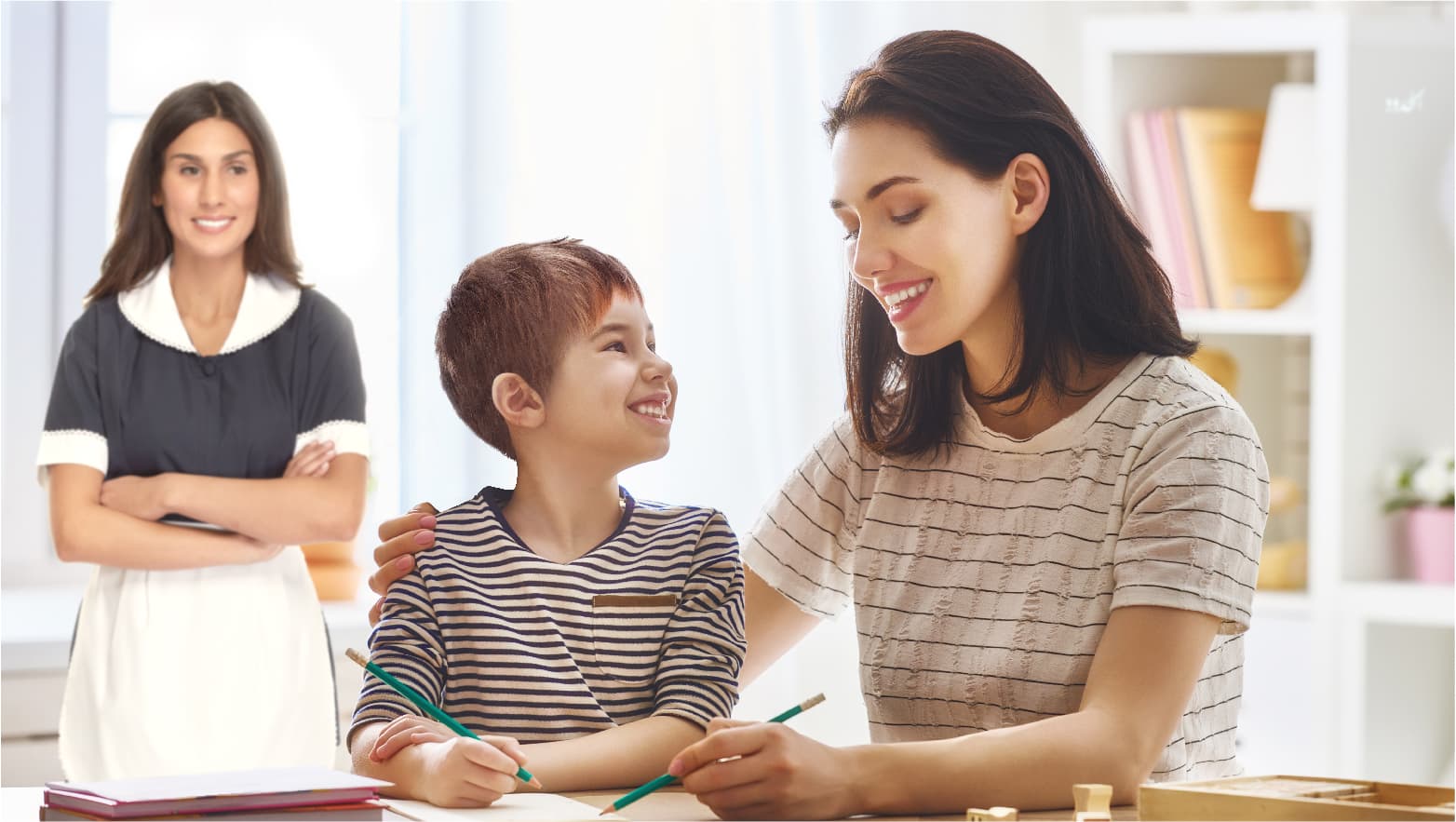 صورة أم تجرب أخذ دور الخادمة وتتفاعل مع طفلها