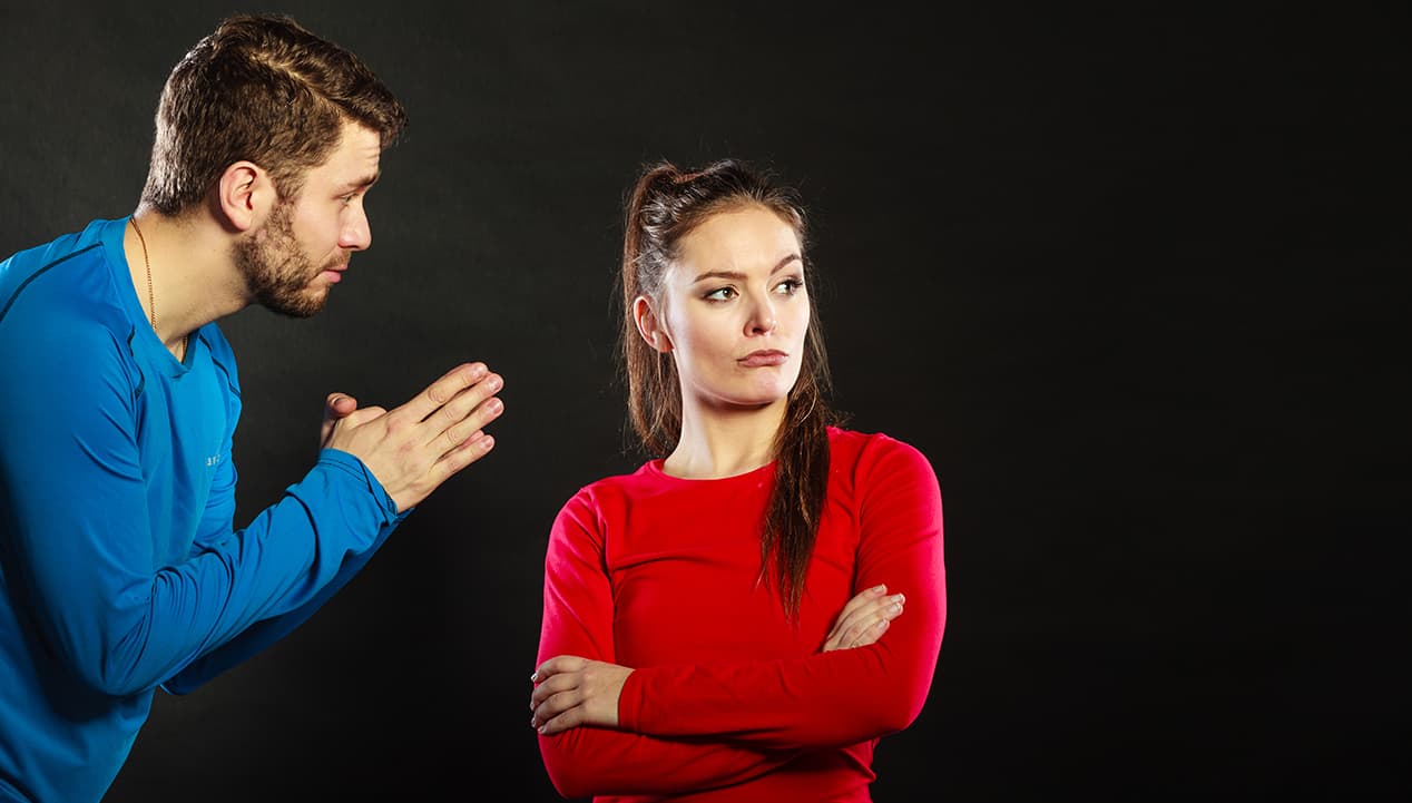 صورة شاب سريع البديهة يستبق زوجته ويعتذر لها قبل أن تباشر بالكلام