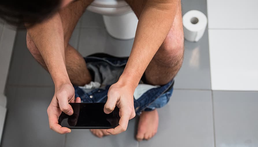 صورة دراسة: اللعب على الهاتف أثناء قضاء الحاجة هو المسبب الأساسي للباسور