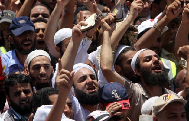 صورة تنظيم الدولة الإسلامية يقرر التوقف عن الصلاة لأن الله لم ينصرهم في الموصل