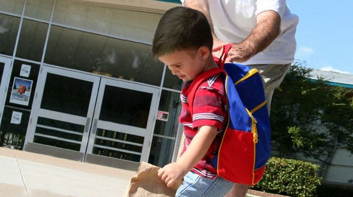 صورة أب يحرم ابنه من إكمال تعليمه ويسجله في مدرسة حكومية