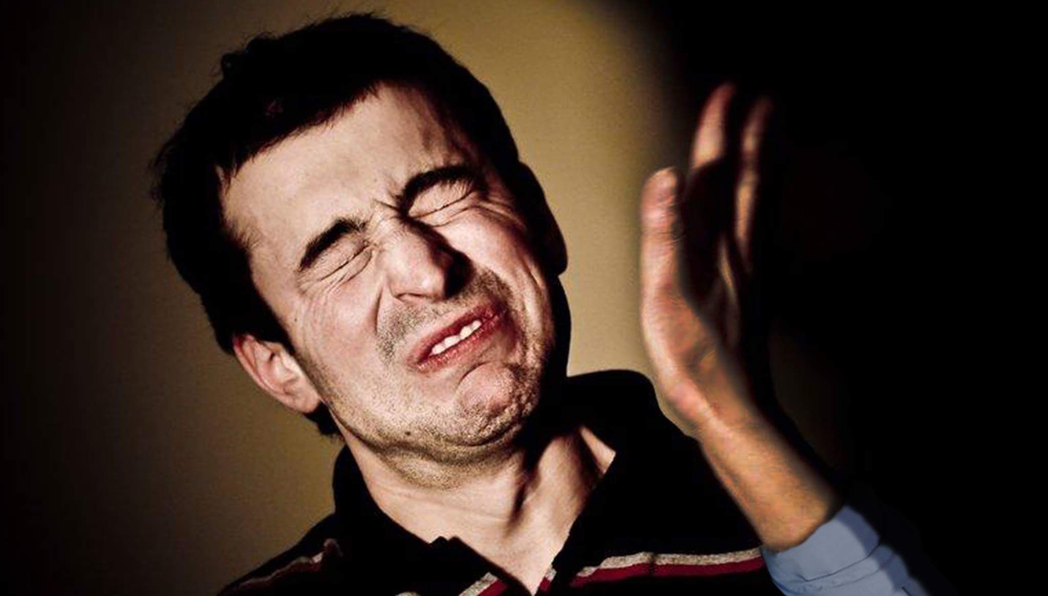 صورة محقق يثبت قدرته على التصفيق بيد واحدة مستخدماً وجوه المعتقلين