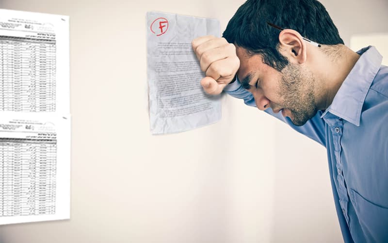 صورة طالب جامعي يكتشف أن دخول الجامعة ليس مثل الخروج منها