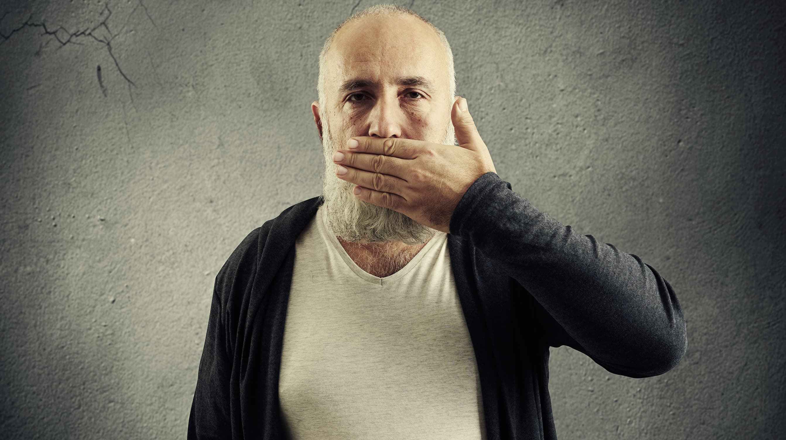 صورة رجل ينجح بتفادي “ذلك المرض” لخمسين عاماً بعدم ذكره تلك الكلمة طوال حياته