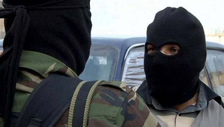 صورة إرهابي يتّهم إرهابياً بأنَّه إرهابي لأن الإرهابي الأول ليس إرهابيَّاً مثل الإرهابي الثاني
