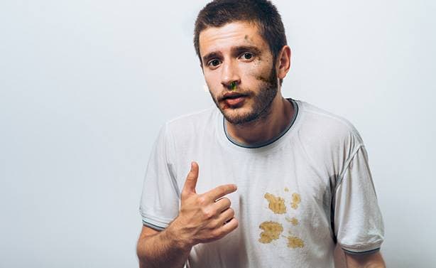صورة رجل عفن يتمنى لو أن كل الناس مثله لا يحبون المظاهر