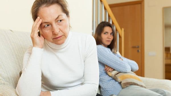 صورة فتاة جامعية تخيّب أمل والدتها، وتفشل بتحصيل عريس بعد أربع سنوات من الدراسة