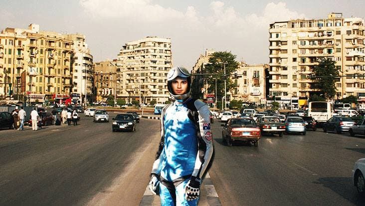 صورة شاب يدخل مجال الرياضات الشيِّقة والخطرة بقطعه الشارع