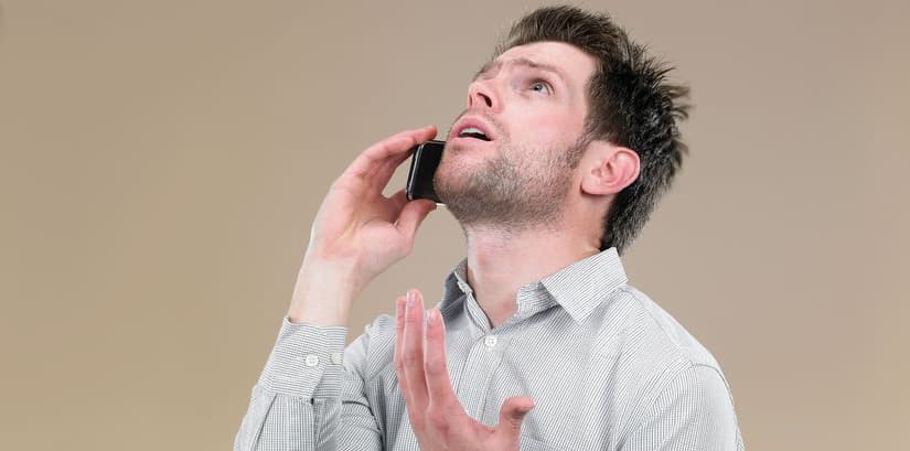 صورة شاب يغلق الخط مع صديقه بعد تأكّده أنَّ “باي باي مع السلامة” عشر مرات تعني إنهاء المكالمة بالفعل