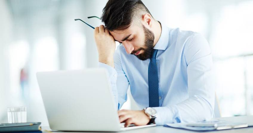 صورة شاب يضطر أن يعمل في مكان عمله كي  يمرر الوقت