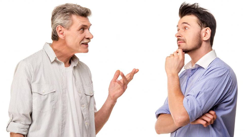 صورة طالب يستنكر تكذيب والده لوعوده بالنجاح في الثانوية العامّة رغم حلفانه يومياً لأربع سنوات