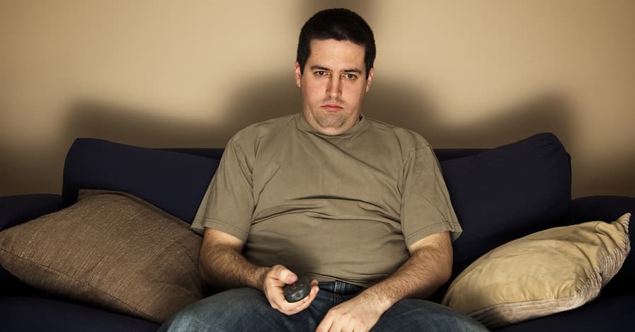 صورة جميع شركات البلاد تتآمر ضد شاب تخرج حديثاً وترفض التوسّل إليه للعمل لديها