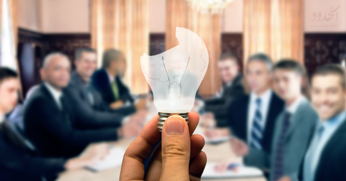 صورة تحقيقات الحدود: كم مسؤولاً حكومياً يلزم لتغيير لمبة؟