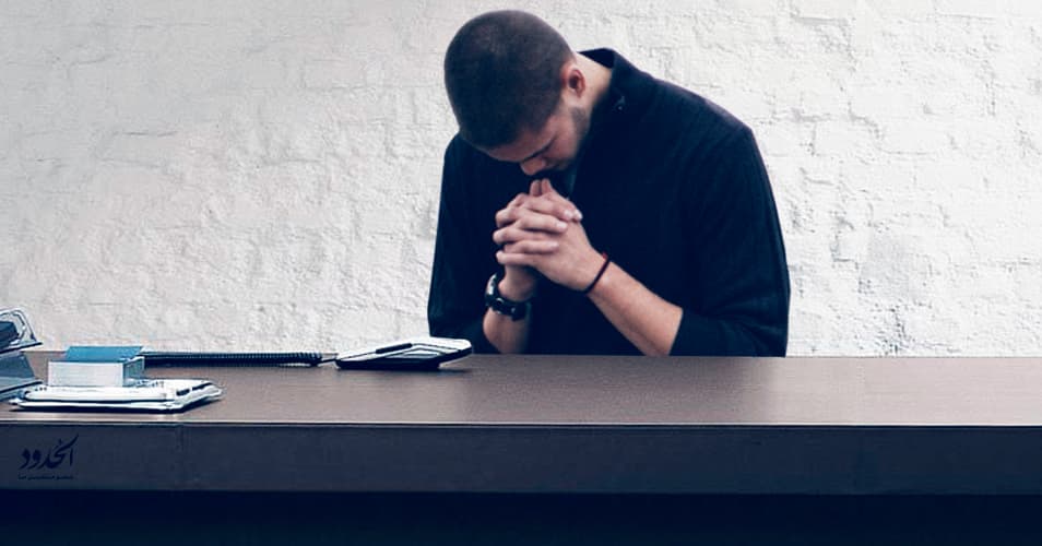 صورة موظف يتمنى أن يرزقه الله بمرض يمنحه عطلة ولو ليومين فقط