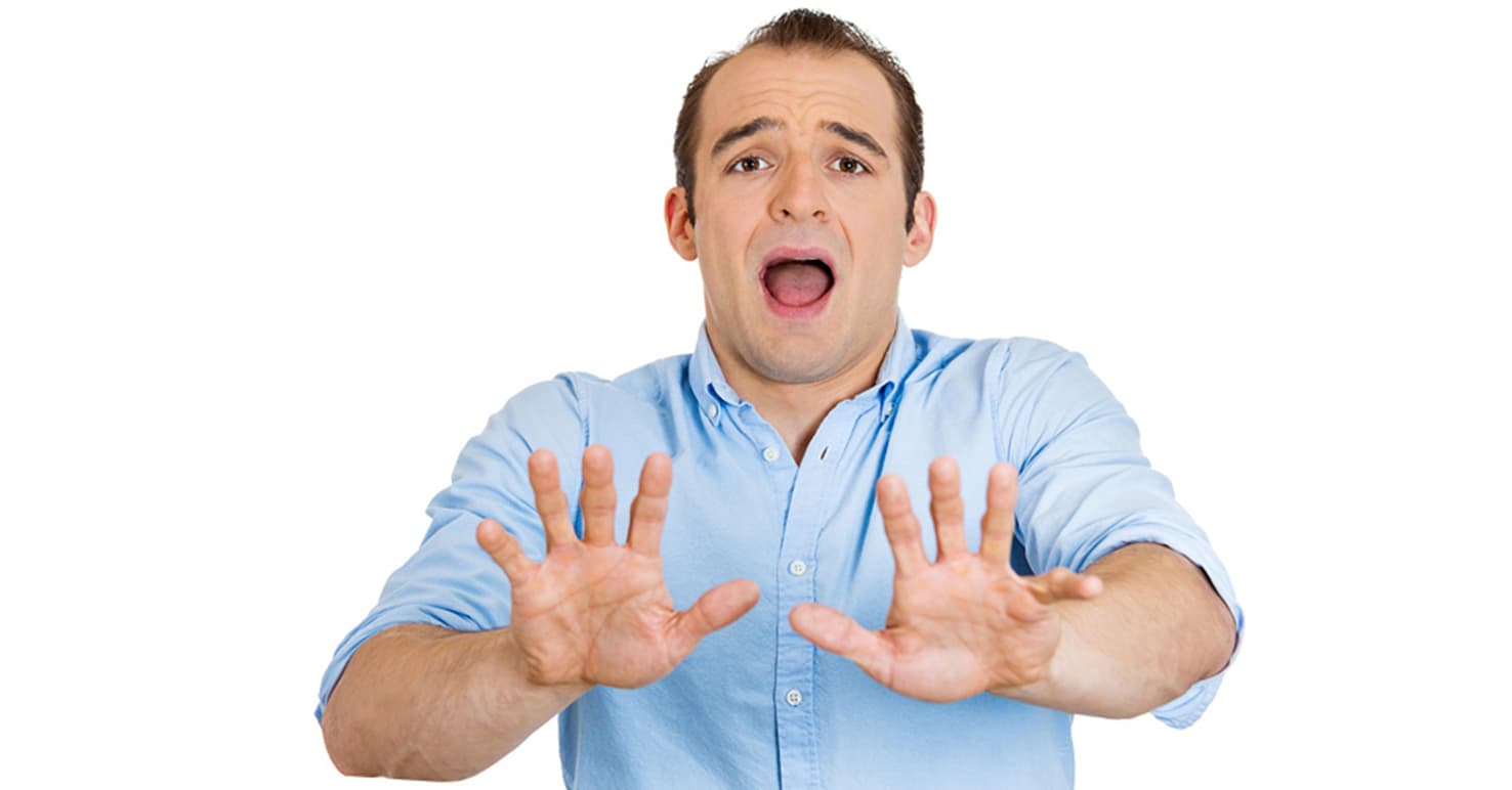 صورة شاب يؤكد أنه كان ليكون لديه أصدقاء من الأديان والطوائف الأخرى لو لم يكونوا كلّهم، فرداً فرداً، عنصريين