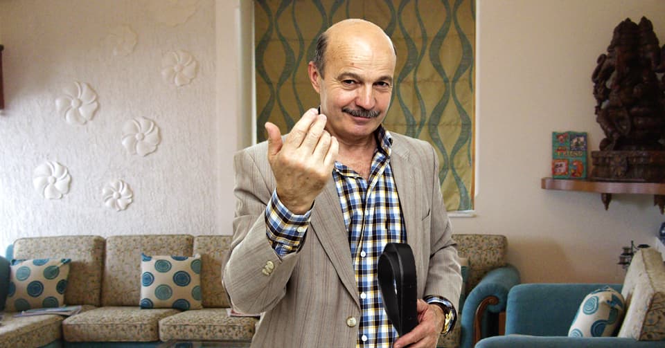 صورة أب يكافئ ابنه ويستعمل الجزء غير المعدني من الحزام لضربه كونه لم يخطئ اليوم