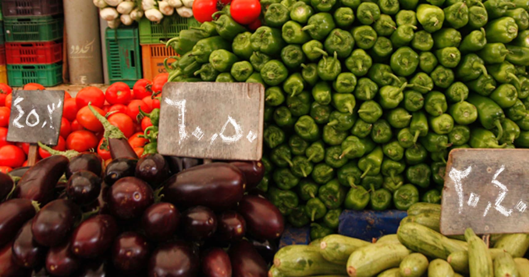 صورة بائع خضار يؤكد التزامه بتسعيرة نقابة الصيادلة