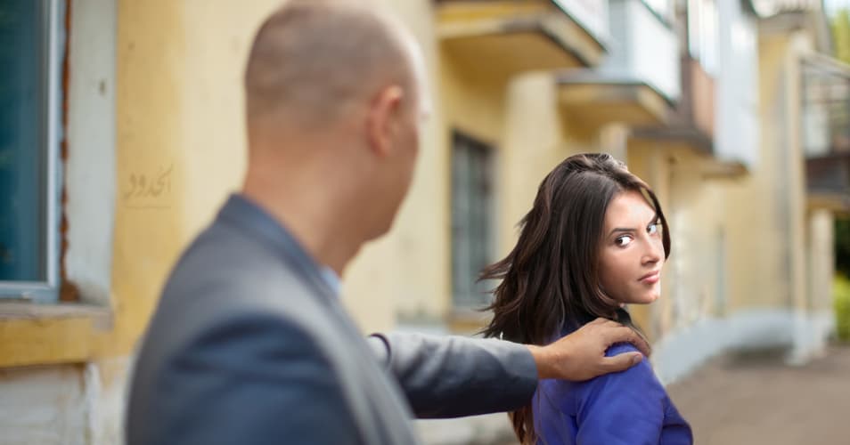 صورة شاب يضطر لضرب فتاة عاكسها في الشارع بعد اكتشافه أنها أخته