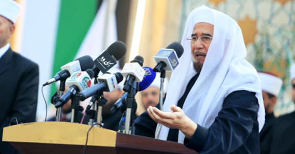 صورة هليّل يجبر على الاستقالة بعد أن نسي الدعاء لحكام الخليج بأن يطيل الله في أعمارهم ويحفظ لهم أولادهم وينجحهم