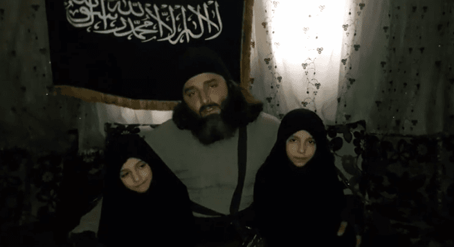 صورة دابّة يفجِّر ابنتيه للاستفادة منهنَّ بدلاً من وأْدِهنّ دون أيِّ جدوى تُذكر