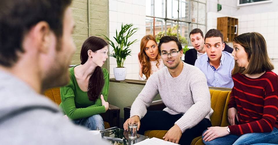 صورة مبرمج يفرض تفوّقه على عامة الناس بعد ذكره اختصاراً تقنياً في سياق كلامه