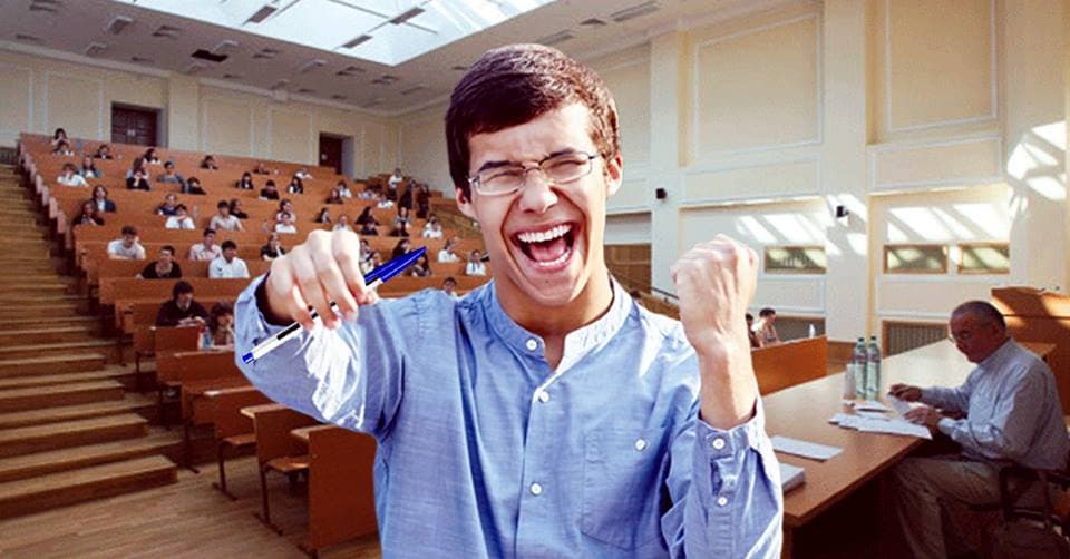 صورة طالب مجتهد لم يكتفِ بحضوره إلى الجامعة، بل أحضر معه قلماً