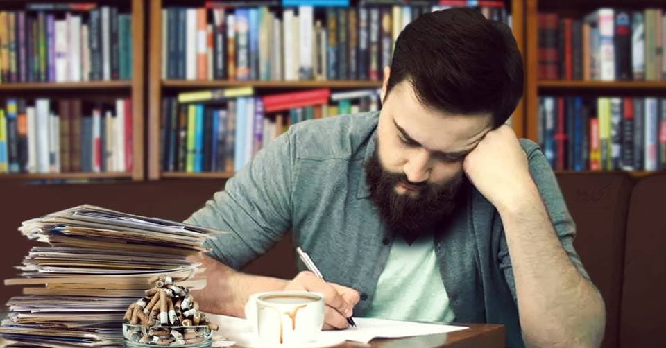 صورة شاب يكتب خواطره وينتظر موته ليشتهر بعد وفاته