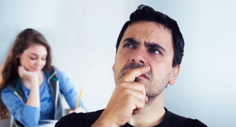 صورة شاب جامعي ما زال يحلل ما إذا كانت زميلته تعني صباح الخير أم خذني إلى الفراش وخذ قلبي معك