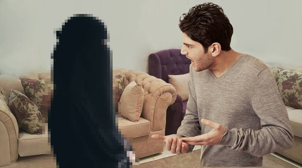 صورة رجل يطلق زوجته بعدما انكشف اسمها أمام الناس
