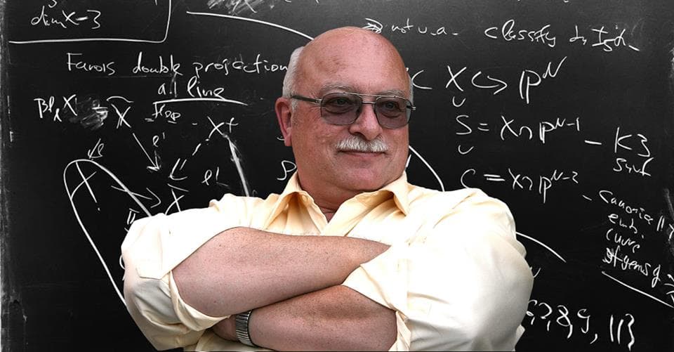 صورة أستاذ جامعي يرسِّب شعبة بأكملها ليثبت شخصيته