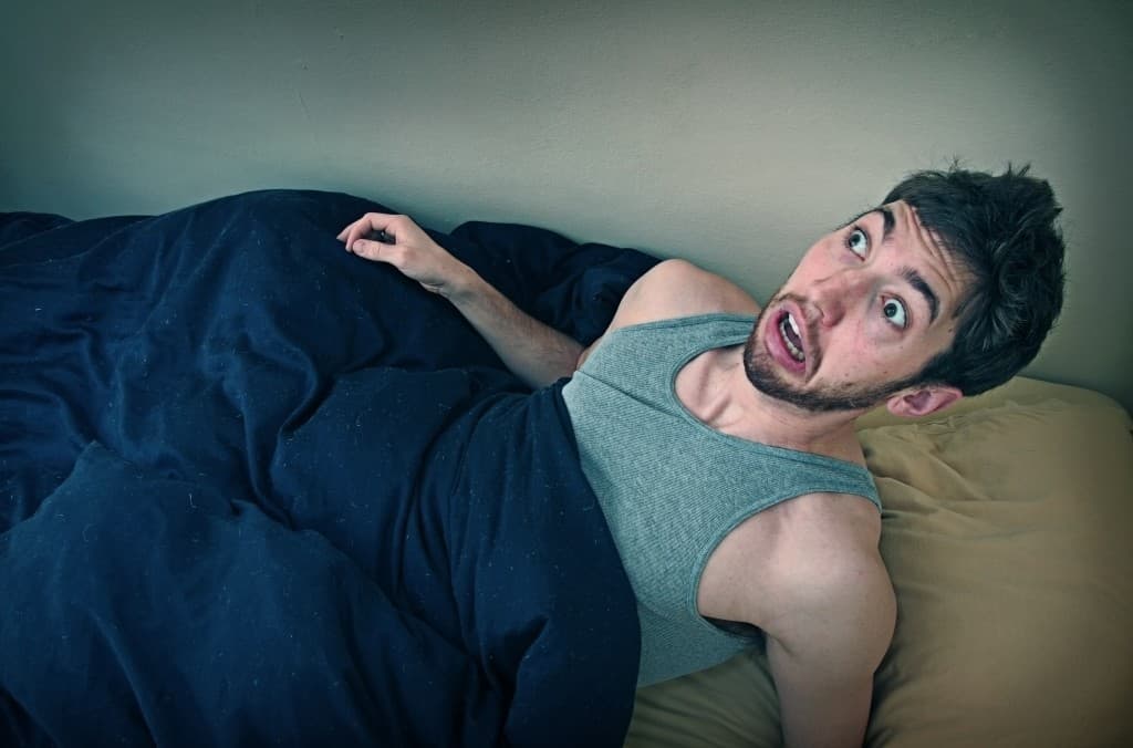 صورة أب يوقظ أبناءه في تمام السادسة صباحاً خوفاً من أن يضيع عليهم يوم راحتهم