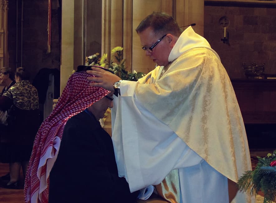 صورة تأكيدا لمبدأ المعاملة بالمثل: السفير السعودي في بريطانيا يعتنق المسيحية بعد اكتشافه لإسلام نظيره البريطاني