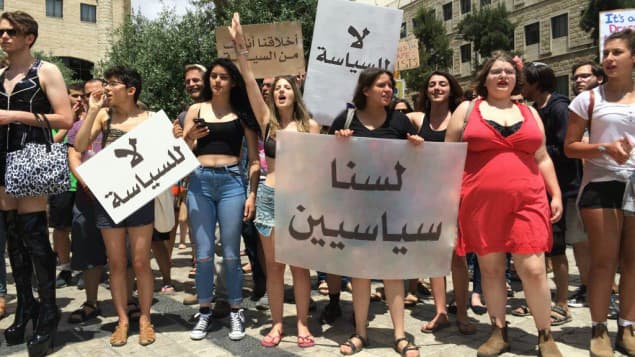 صورة بائعات هوى يستنكرن وصف السياسيين بمسماهن الوظيفي