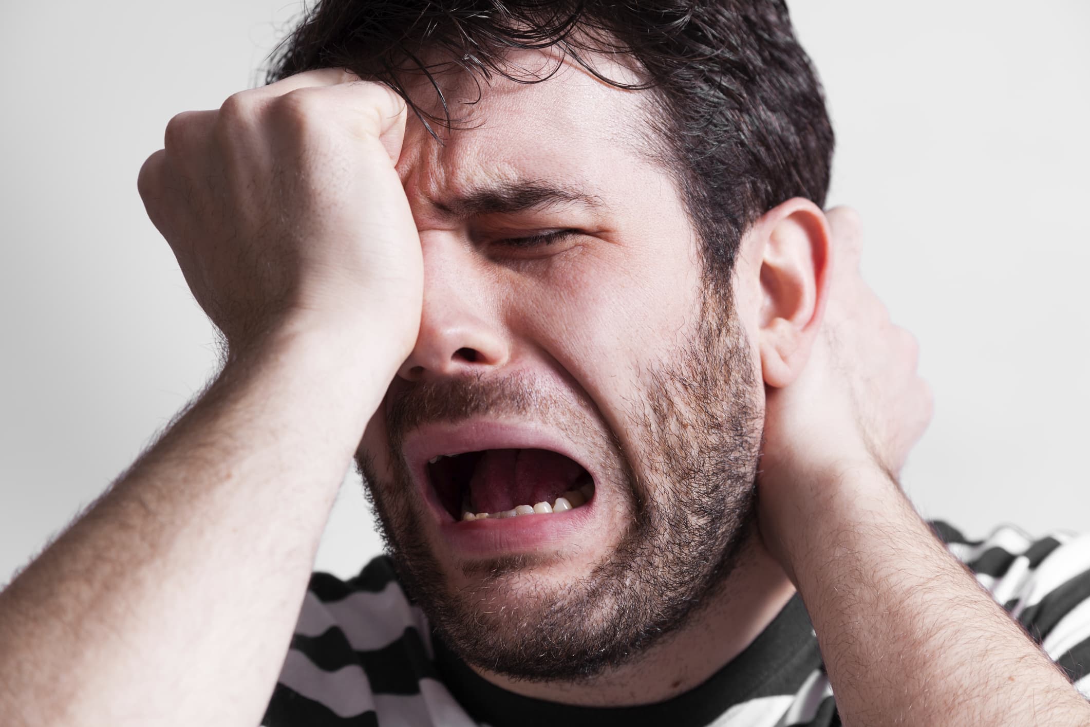 صورة شاب يقطع علاقته مع حبّ حياته لفشلها في معرفة أنهما على علاقة منذ ٧ سنوات