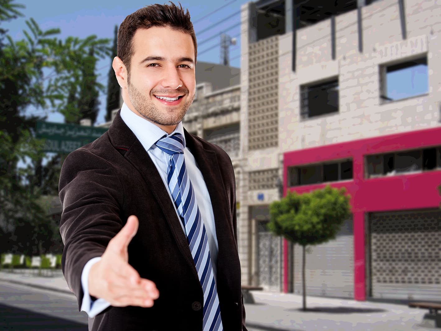 صورة شاب يعتمد اسم واسطته ليعرّف عن نفسه من الآن فصاعداً